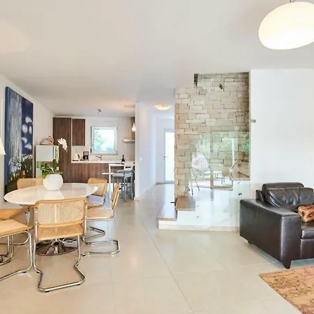 Bobos Place With Jacuzzi 46e